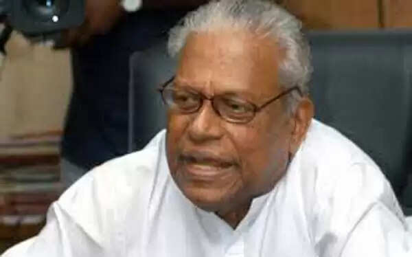 കൊറോണ പ്രതിരോധം: എം എൽ എ ഫണ്ടിൽ നിന്ന് ഒരു കോടി രൂപ അനുവദിച്ച് വിഎസ് അച്യുതാനന്ദന്