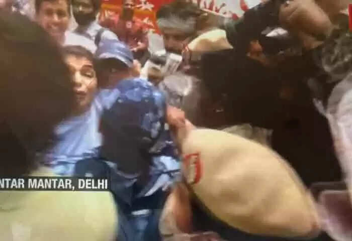 Custody | രാജ്യതലസ്ഥാനത്ത് ബാരികേഡ് മറികടന്ന് ദേശീയപതാകയേന്തി ഗുസ്തി താരങ്ങളുടെ മാര്ച്; പ്രതിഷേധക്കാരെ തടയാന് പൊലീസിന്റെ ബലപ്രയോഗം; സാക്ഷി മാലിക്, വിനയ് ഫോഗട്ട് ഉള്പെടെയുള്ളവര് കസ്റ്റഡിയില്; റോഡിലൂടെ വലിച്ചിഴക്കുന്ന ദൃശ്യങ്ങള് പുറത്ത്