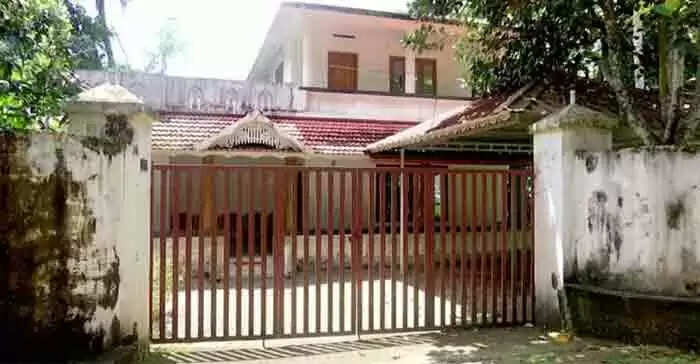ആളനക്കമില്ലാതെ സൂരജിന്റെ അടൂര് പറക്കോട്ടെ വീട്; ഗേറ്റ് അകത്തുനിന്നും താഴിട്ടനിലയില്; ശിക്ഷ കുറഞ്ഞു പോയെന്നും പരസ്യ പ്രതികരണത്തിനില്ലെന്നും അയല്വാസികള്