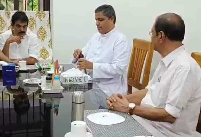 KC Venugopal | കോണ്ഗ്രസ് നേതാവ് കെ സി വേണുഗോപാല് തലശേരി അതിരൂപതാ ആര്ച് ബിഷപിനെ സന്ദര്ശിച്ചു കൂടിക്കാഴ്ച നടത്തി