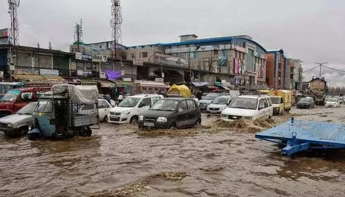 ജമ്മുകശ്മീരില് കനത്ത മഴ, വെള്ളപ്പൊക്കം: 20 മരണം