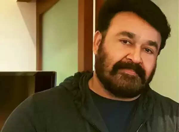 മോഹന്ലാലും ഖാദി ബോര്ഡും തമ്മിലുള്ള പോര് മുറുകുന്നു; സ്വകാര്യ വസ്ത്ര വ്യാപാര സ്ഥാപനത്തിനുവേണ്ടി പരസ്യത്തില് അഭിനയിച്ച ലാലിന് നോട്ടീസ് നല്കിയ ഖാദി ബോര്ഡിന് 50 കോടി രൂപ നഷ്ടപരിഹാരം ആവശ്യപ്പെട്ട് താരത്തിന്റെ വക്കീല് നോട്ടീസ്