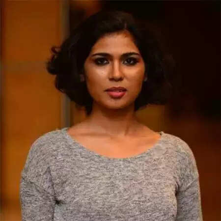 രഹ്ന ഫാത്ത്വിമയുടെ വീട്ടില് പൊലീസ് റെയ്ഡ്; ലാപ്ടോപ് പിടിച്ചെടുത്തു; തീവ്രവാദികളെ പിടികൂടാനെന്ന പോലെ രണ്ടു ജീപ്പ് പൊലീസാണ് തന്റെ വീട്ടിലെത്തിയതെന്നും കുറ്റം ചെയ്യാത്തതിനാല് മുന്കൂര് ജാമ്യം എടുത്തിട്ടില്ലെന്നും ഭര്ത്താവ് മനോജ് ശ്രീധര്