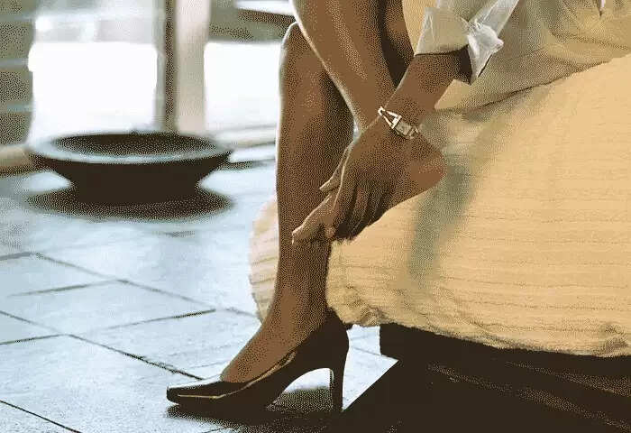 Heel & Shoes | ഹീലുള്ള പാദരക്ഷകള് ആരോഗ്യത്തിന് നല്ലതല്ല; കാലത്തിന് അനുസരിച്ചുള്ളവയാകണം; ചെരിപ്പുകള് വാങ്ങുമ്പോള് ചില കാര്യങ്ങള് ശ്രദ്ധിച്ചാല് ചുവടുകളോരോന്നും ഉറപ്പിച്ച് വെക്കാം