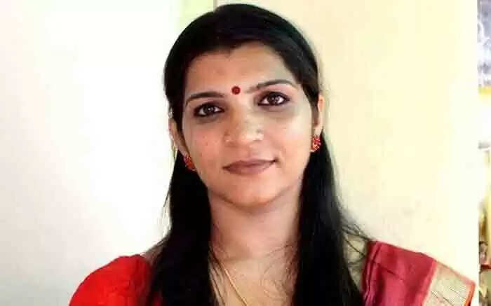 സോളാര് പാനല് സ്ഥാപിക്കാനായി 42.70 ലക്ഷം രൂപ വാങ്ങി വഞ്ചിച്ചെന്ന കേസില് സരിത എസ് നായര്ക്ക് 6 വര്ഷം കഠിന തടവും പിഴയും