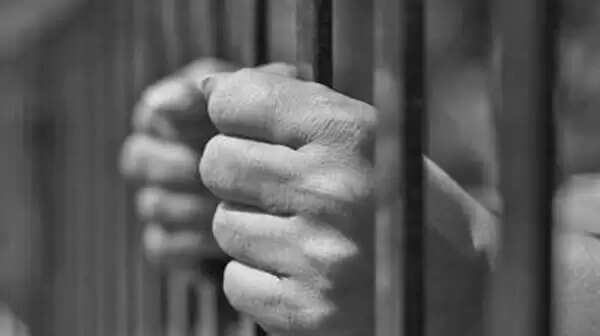 പ്രായപൂര്ത്തിയാകാത്ത മക്കളെ കാഴ്ചവെച്ചു; കാമുകനും അമ്മയ്ക്കും ആജീവനാന്ത തടവ്