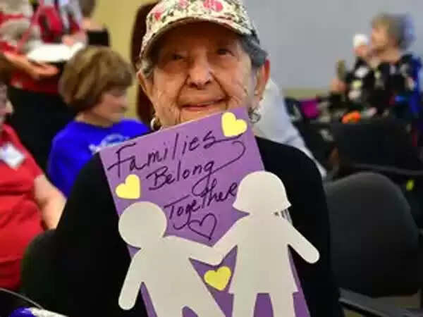 പ്രായമായ മാതാപിതാക്കളെ പരിപാലിക്കാത്ത സര്ക്കാര് ഉദ്യോഗസ്ഥര്ക്ക് പൂട്ടുവീഴുന്നു; ശമ്പളം വെട്ടിക്കുറയ്ക്കും