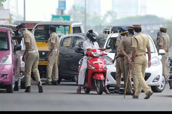 ലോക്ഡൗണില് സംസ്ഥാന സര്ക്കാര് ഇളവുകള് പ്രഖ്യാപിച്ചതോടെ വാഹനങ്ങള് കൂട്ടത്തോടെ നിരത്തിലിറങ്ങി; പിന്നാലെ ഹോട്സ്പോട്ടുകളും; സര്വത്ര പ്രശ്നം; ജനത്തെ നിയന്ത്രിക്കാനാകാതെ വലഞ്ഞ് പൊലീസ്