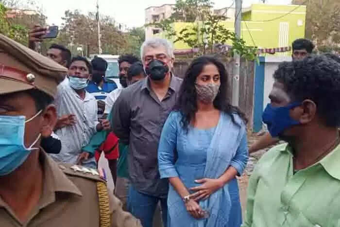 വോട് ചെയ്യാനെത്തിയ അജിത്തിനേയും ശാലിനിയേയും വിടാതെ ആരാധകര്; ഒടുവില് സെല്ഫി ഭ്രമം അതിരുകടന്നു; ആരാധകന്റെ ഫോണ് തട്ടിപ്പറിച്ച് താരം