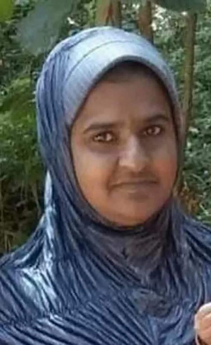പിന്നിലിരുന്ന് യാത്രചെയ്യുന്നതിനിടെ കുട വിടര്ത്തിയ വീട്ടമ്മ സ്കൂട്ടറില് നിന്നും വീണ് മരിച്ചു