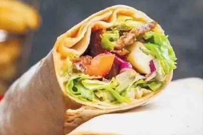 Hospitalized | 'ബേകറിയില് നിന്നും വാങ്ങിയ ഷവര്മ കഴിച്ച വിദ്യാര്ഥിനിക്ക് ശാരീരിക അസ്വാസ്ഥ്യം'; കുഴഞ്ഞുവീണ പെണ്കുട്ടി ആശുപത്രിയില്