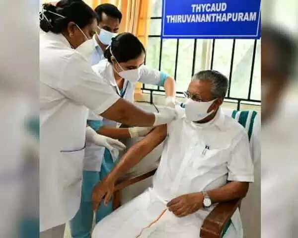 'ആരും ശങ്കിച്ചു നില്ക്കേണ്ട, തനിക്ക് ഒട്ടും വേദന അനുഭവപ്പെട്ടില്ല'; തിരുവനന്തപുരം തൈക്കാട്ടെ സ്ത്രീകളുടേയും കുട്ടികളുടേയും ആശുപത്രിയില് എത്തി കോവിഡ് വാക്സിന് സ്വീകരിച്ച് മുഖ്യമന്ത്രി