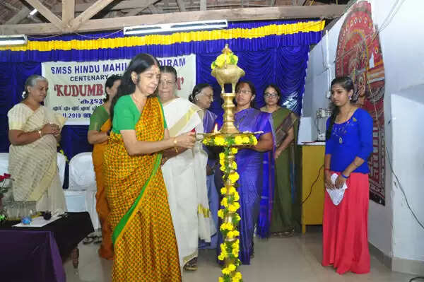 ജീവിതത്തിലേക്ക് കൈപിടിച്ചുയര്ത്തിയ അമ്മമാരെ കാണാന് മക്കളെത്തി
