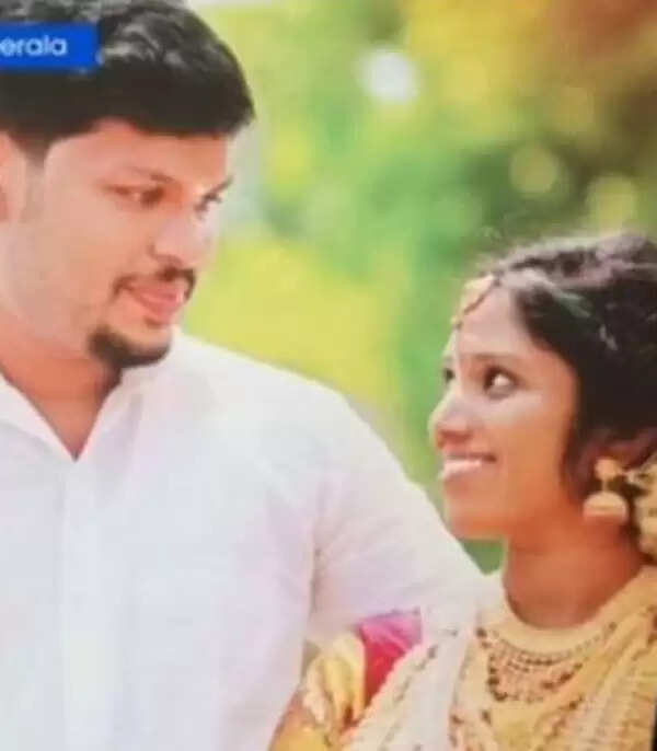 നാടിനെ ഞെട്ടിച്ച കൊലപാതകം; പ്രതി സൂരജിനെ തെളിവെടുപ്പിനായി ഉത്രയുടെ വീട്ടിലെത്തിച്ചു; പാമ്പിനെ കൊണ്ടുവന്ന കുപ്പി വീടിനടുത്തുള്ള ഒഴിഞ്ഞ കെട്ടിടത്തില് നിന്ന് കണ്ടെത്തി, മകളെ കൊന്നവനെ വീട്ടില് കയറ്റില്ലെന്ന് അമ്മ, അതിവൈകാരിക രംഗങ്ങള്ക്ക് സാക്ഷ്യം വഹിച്ച് അന്വേഷണസംഘം