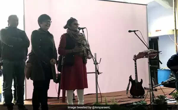 വോട്ട് ചെയ്ത് അധികാരത്തിലെത്തിച്ചാല് സാനിട്ടറി നാപ്കിനുകള് സൗജന്യം: മഹിള കോണ്ഗ്രസ്
