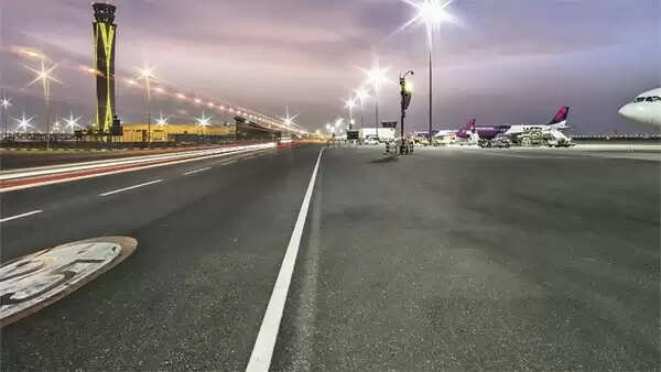 ദുബൈയില് റെണ്വേ പുനര്നിര്മാണം പൂര്ത്തിയായി; വിമാനത്താവളത്തിലെ ഒരു റെണ്വെ അടച്ചിട്ടിരുന്നത് 45 ദിവസം