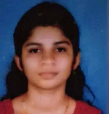 ഹാള് ടിക്കറ്റിന് പിറകില് എഴുതിയത് അഞ്ജുവിന്റെ കയ്യക്ഷരമല്ല; അത് പിന്നീട് കൂട്ടിച്ചേര്ത്തത്; പ്രിന്സിപ്പലിനെയും അതുമായി ബന്ധപ്പെട്ട മറ്റ് അധ്യാപകരെയും അറസ്റ്റു ചെയ്യണം; മകള്ക്ക് നീതി ലഭിക്കണമെന്ന ആവശ്യവുമായി ആത്മഹത്യ ചെയ്ത അഞ്ജു ഷാജിയുടെ പിതാവ്