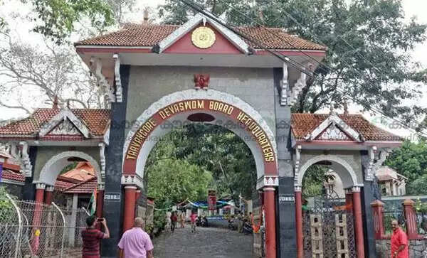 ലീവ് സറണ്ടര് വിവാദം: സർക്കാർ നിർദ്ദേശം ലംഘിച്ച അസിസ്റ്റൻറ് കമീഷണർക്ക് സസ്പെൻഷൻ, അന്വേഷണം ഉന്നതരിലേക്കും