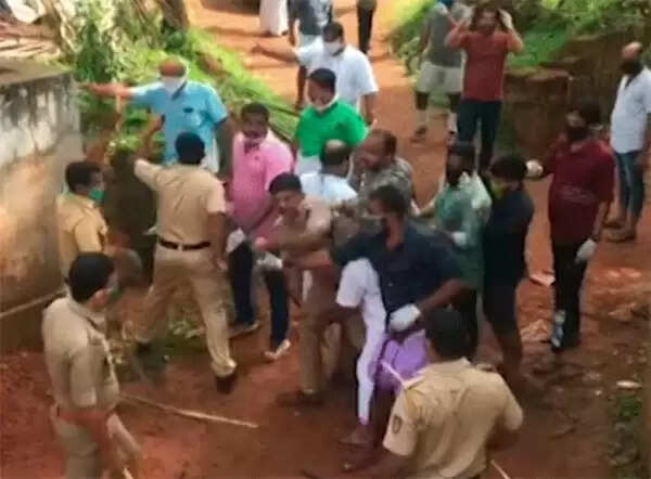 ഇരിക്കൂറില് പൊതുസ്ഥലം കൈയ്യേറിയെന്ന തര്ക്കം: പൊലീസിനെ അക്രമിച്ച മുപ്പതോളം പേര്ക്കെതിരെ കേസെടുത്തു