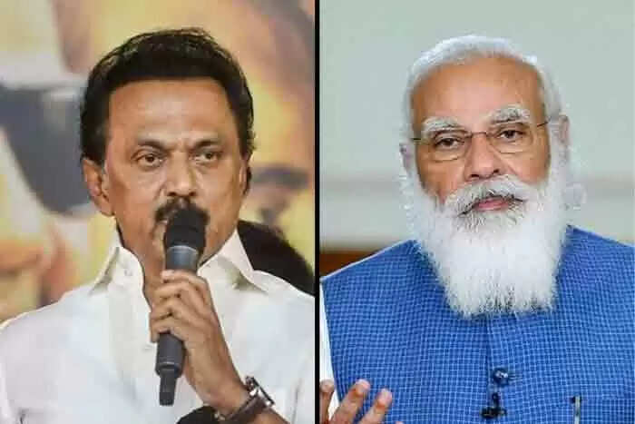 നേരത്തെ ട്വിറ്ററില് 'ഗോ ബാക് മോദി'; ഇപ്പോള് വിജയമുറപ്പിക്കാന് എതിര് സ്ഥാനാര്ഥിക്കായി പ്രചാരണത്തിനെത്താന് പ്രധാനമന്ത്രിയെ ക്ഷണിക്കുന്ന ഡിഎംകെ നേതാക്കളുടെ നടപടി തമിഴ്നാട്ടിലെ സമൂഹമാധ്യമങ്ങളില് വൈറല്
