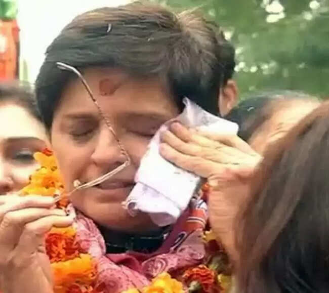 റാലിയില് ബേദി പൊട്ടിക്കരഞ്ഞു