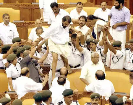 ബജറ്റ് ദിനത്തില് സഭയിലെ കൈയ്യാങ്കളി: ആറ് എല് ഡി എഫ് എം എല് എമാര്ക്കെതിരായ കേസ് പിന്വലിച്ചു
