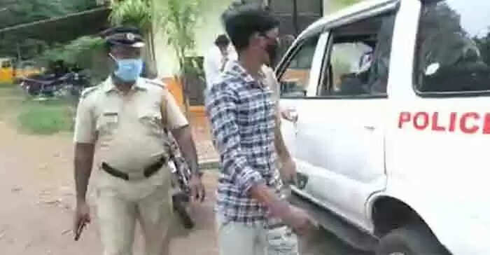 ആത്മഹത്യ ചെയ്യുമെന്ന് ഭീഷണി മുഴക്കി ബന്ധുവായ പെണ്കുട്ടിയെ പ്രണയത്തില് വീഴ്ത്തി ഗര്ഭിണിയാക്കി; 19കാരന് അറസ്റ്റില്