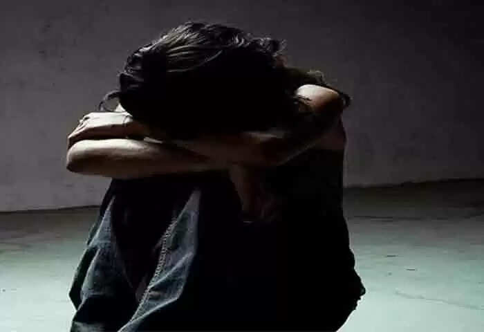 Police Booked | 'അടിമാലിയില് 10-ാം ക്ലാസ് വിദ്യാര്ഥിനിയെ രണ്ടാനച്ഛന് പീഡിപ്പിച്ച് ഗര്ഭിണിയാക്കി'; വിവരം പുറത്ത് വന്നത് കടുത്ത വയറുവേദനയെ തുടര്ന്ന് പെണ്കുട്ടിയെ ആശുപത്രിയില് പ്രവേശിപ്പിച്ചപ്പോള്; പ്രതി മുങ്ങിയതായി പൊലീസ്