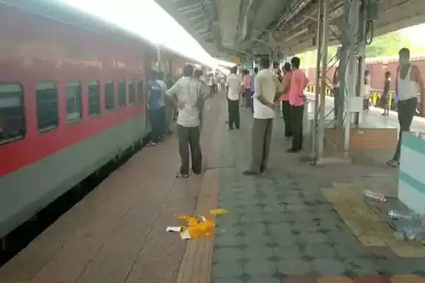 ഉത്തര്പ്രദേശിലേക്ക് അതിഥി തൊഴിലാളികളുമായി പോയ ശ്രമിക് ട്രെയിന് വഴിതെറ്റി എത്തിയത് ഒഡീഷയില്; ഇനി എന്ന് ജന്മനാട്ടില് എത്തുമെന്ന ആശങ്കയില് യാത്രക്കാര്