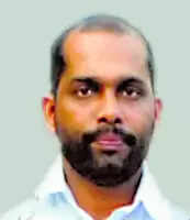 തട്ടിപ്പിന് കൂട്ടുനിന്നതിന് സരിത ജോപ്പന് നല്കിയത് ചൂടന് ചുംബനം