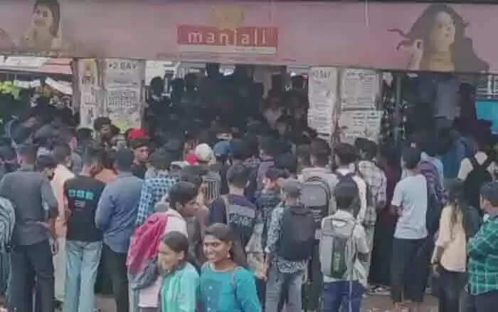 Clash | ആറ്റിങ്ങലിലെ ബസ് സ്റ്റാന്ഡില് വീണ്ടും വിദ്യാര്ഥികളുടെ കൂട്ടത്തല്ല്; ദൃശ്യങ്ങള് പുറത്ത്