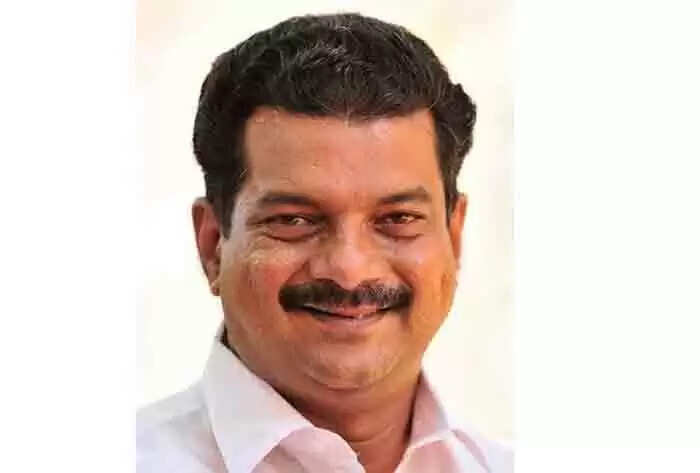 3 മാസത്തെ ഇടവേളയ്ക്കുശേഷം നിലമ്പൂര് എംഎല്എ പി വി അന്വര് നാട്ടില് തിരിച്ചെത്തി; സ്വീകരിക്കാന് പ്രവര്ത്തകരുടെ വലിയൊരു സംഘംതന്നെ വിമാനത്താവളത്തിനു പുറത്ത്
