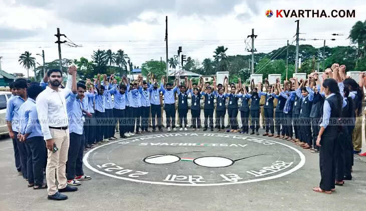 Palakkad railway officials and students at the 'Swachhta Hi Seva' campaign.