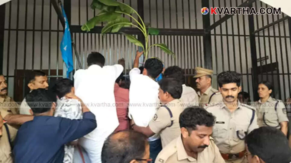 KSU activists protesting at the entrance of Kannur University with a banana plant.