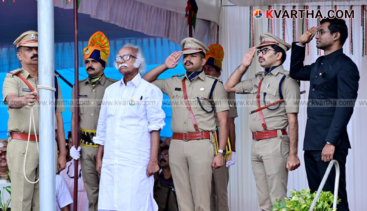 Minister Ramachandran Kadannappally hoisting the national flag at the Kannur Collectorate ground.