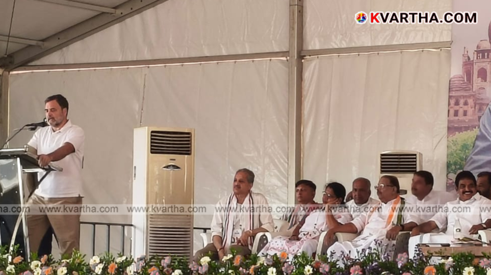 Rahul Gandhi waving to a massive crowd at an election convention in Kannur Police Maidan on March 31, 2026.