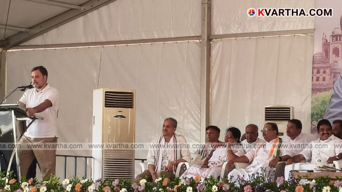 Rahul Gandhi waving to a massive crowd at an election convention in Kannur Police Maidan on March 31, 2026.