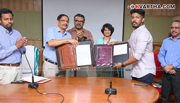 Kudumbashree and Zomato officials exchanging the signed MoU.