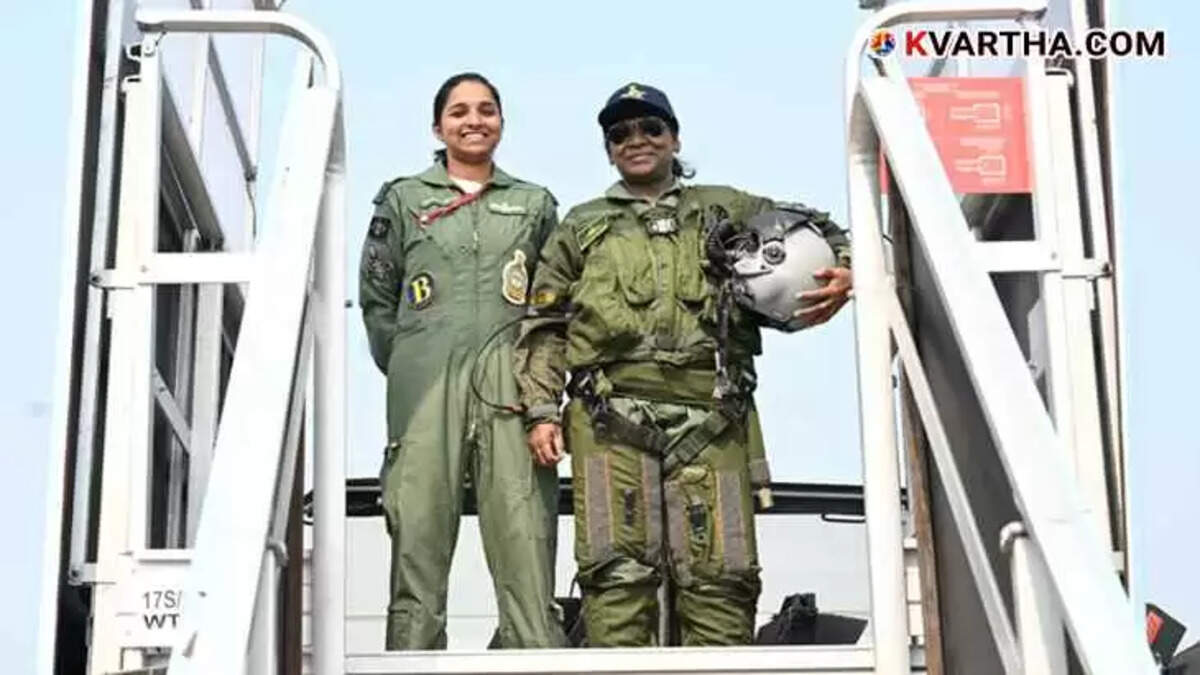 President Droupadi Murmu with Squadron Leader Shivangi Singh.