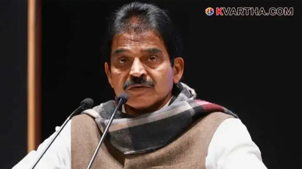 Picture of AICC General Secretary KC Venugopal MP sending a letter to the Union Finance Minister.