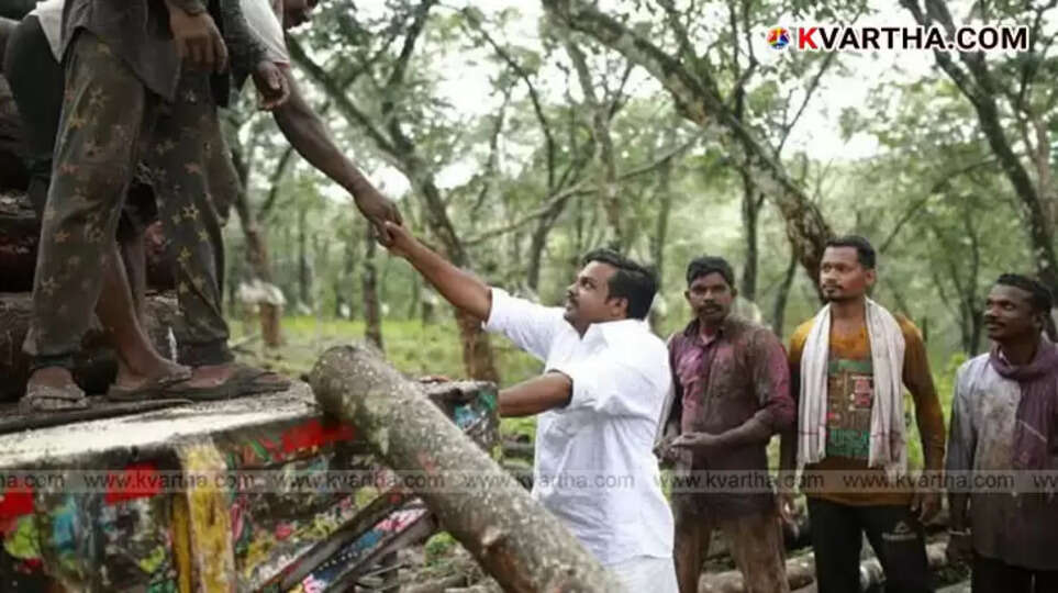  MLA Janish Kumar with police at the forest station.