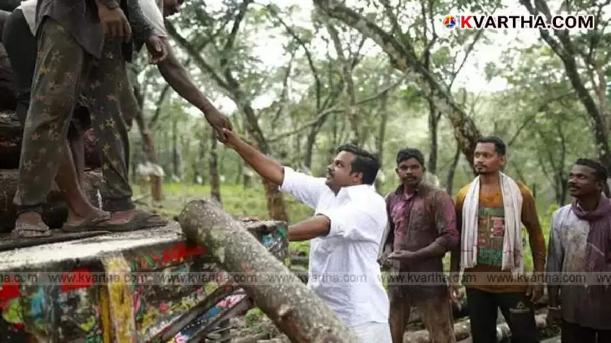  MLA Janish Kumar with police at the forest station.