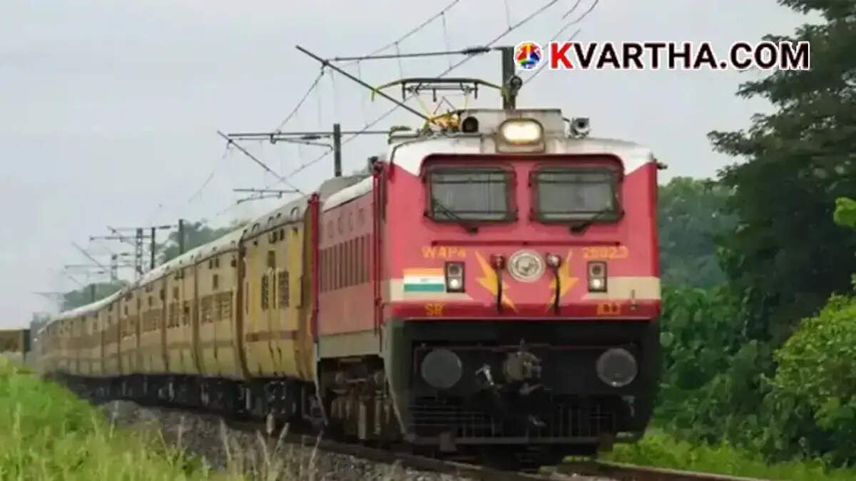 A train at a platform representing the Mangaluru Kollam Onam special train service