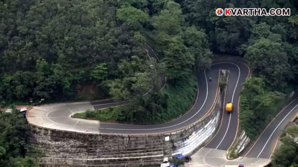  Vehicles stranded in a traffic jam at Thamarassery Churam.