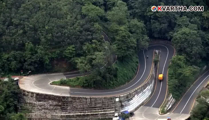 Vehicles stranded in a traffic jam at Thamarassery Churam.