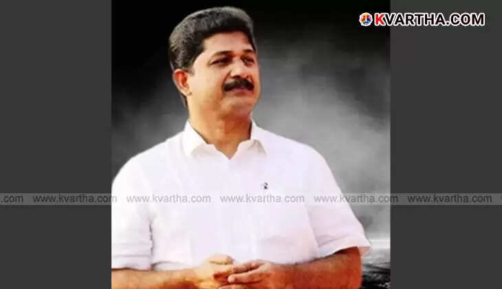 M Swaraj interacting with voters during Nilambur by-election campaign