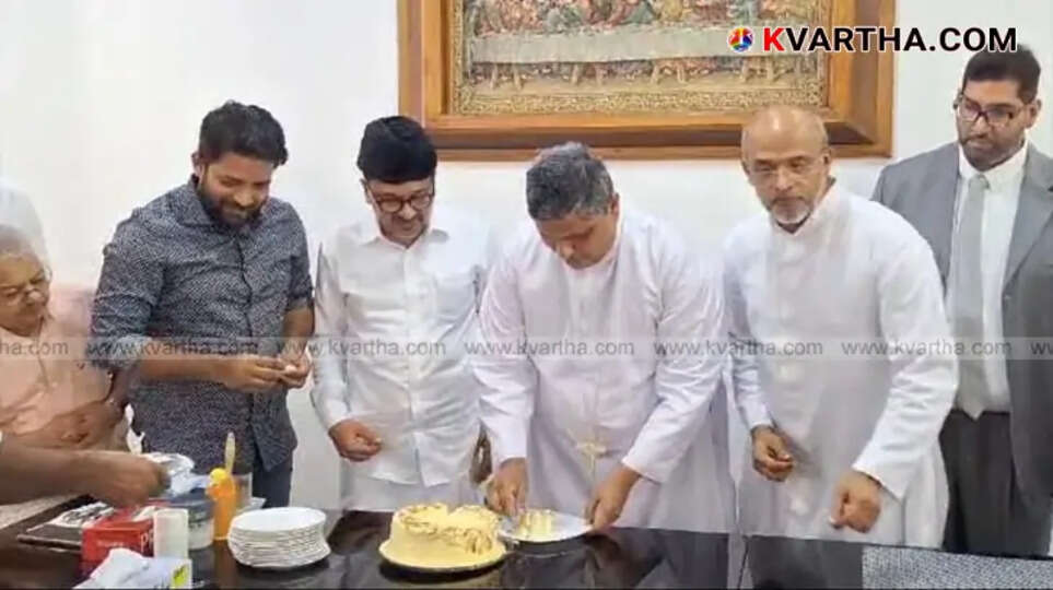 Mar Joseph Pampanani and Sadiqali Thangal share cake
