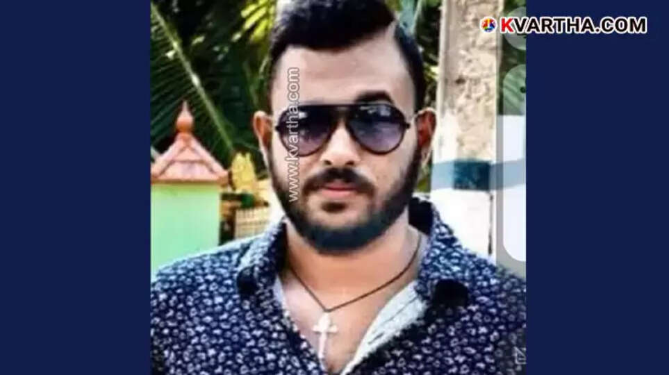 Accident scene where a car fell into a canal in Punnamada, Alappuzha