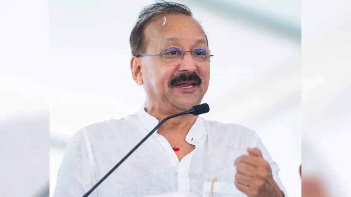 former maharashtra minister baba siddiqui shot dead