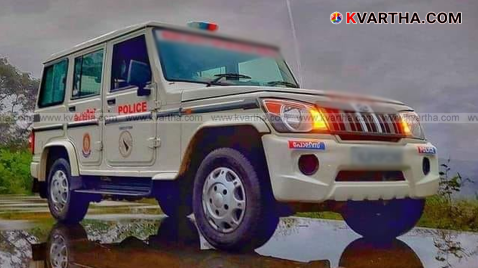 Two police officers arguing outside a house in Thrissur.